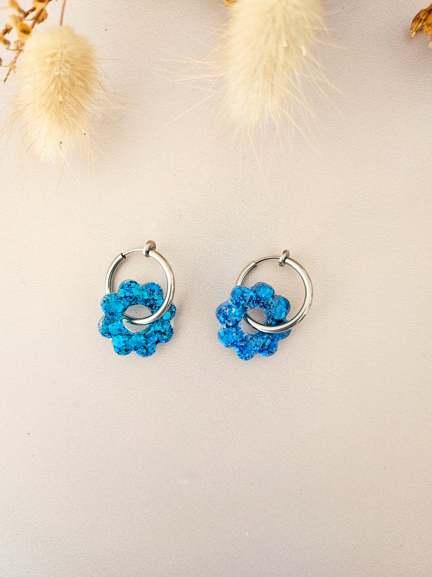 Boucles d’oreilles fleurs tournesol pailletées en résine – Créoles artisanales & pampilles interchangeables