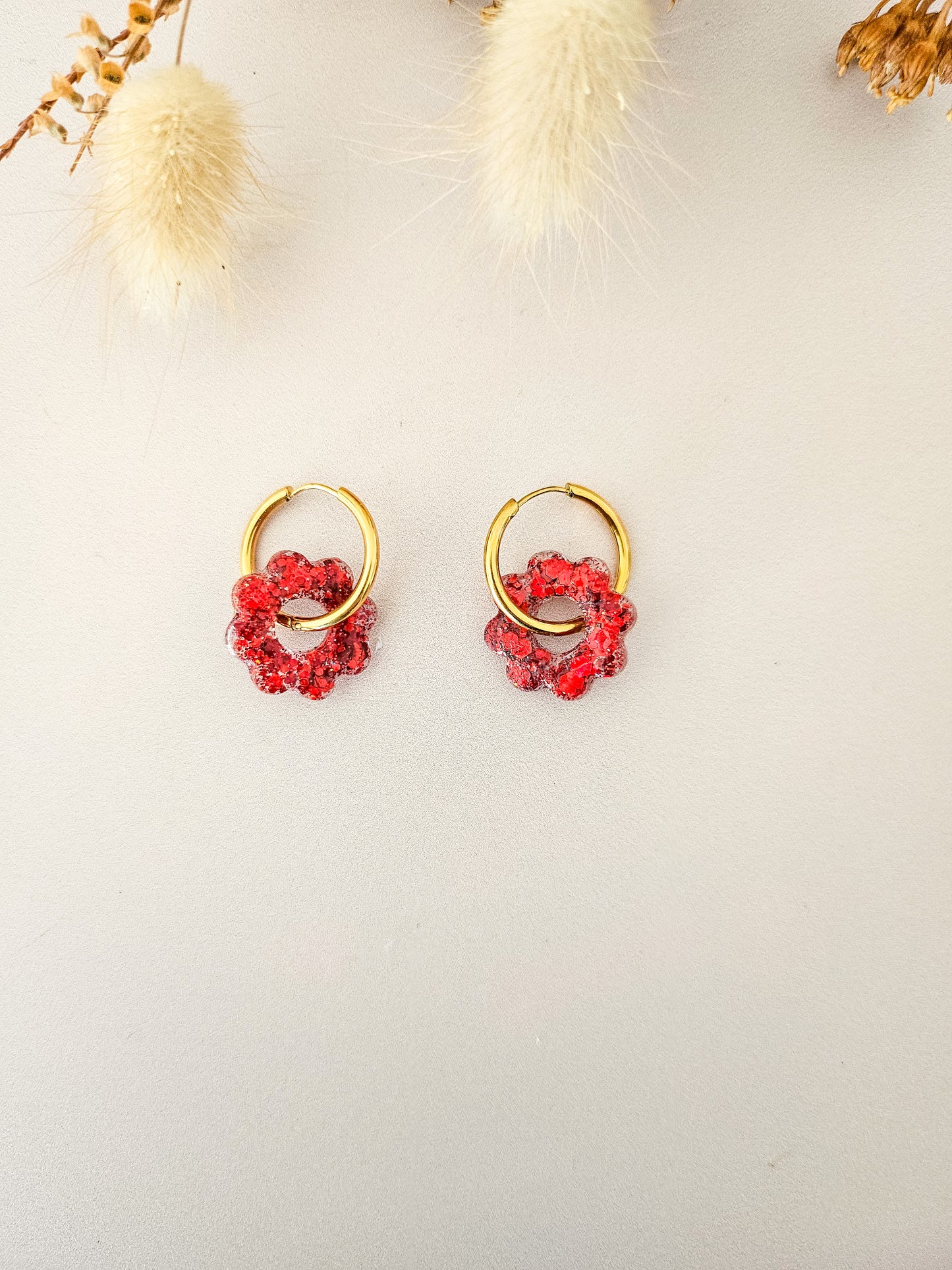 Boucles d’oreilles fleurs tournesol pailletées en résine – Créoles artisanales & pampilles interchangeables