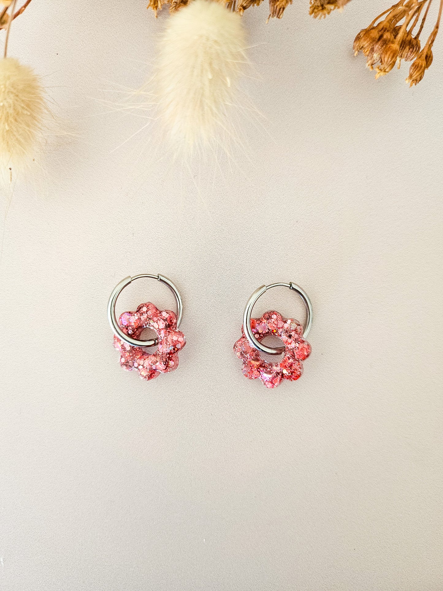 Boucles d’oreilles fleurs tournesol pailletées en résine – Créoles artisanales & pampilles interchangeables