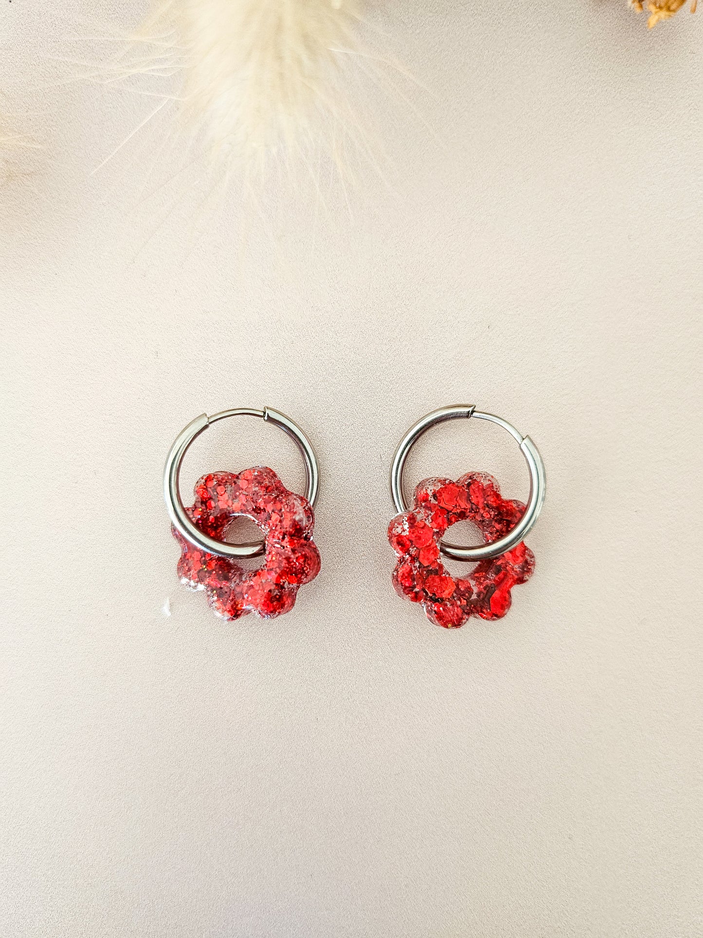 Boucles d’oreilles fleurs tournesol pailletées en résine – Créoles artisanales & pampilles interchangeables