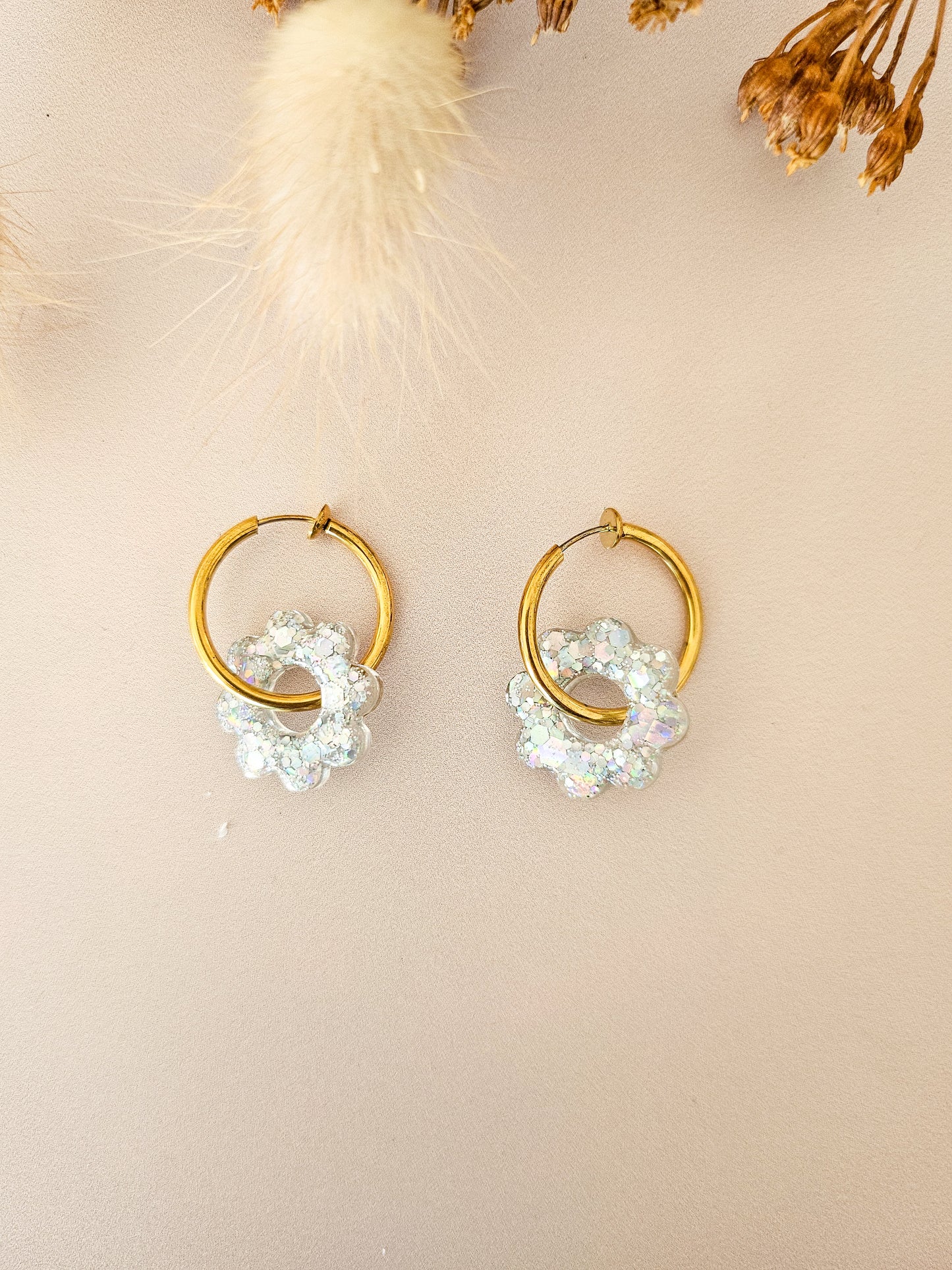 Boucles d’oreilles fleurs tournesol pailletées en résine – Créoles artisanales & pampilles interchangeables
