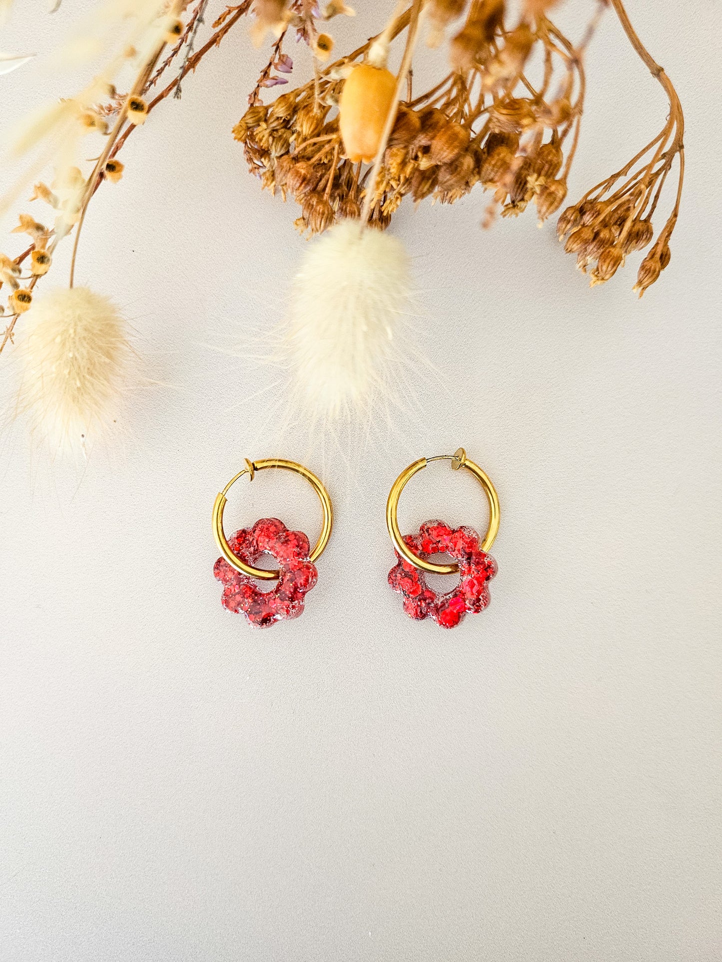 Boucles d’oreilles fleurs tournesol pailletées en résine – Créoles artisanales & pampilles interchangeables