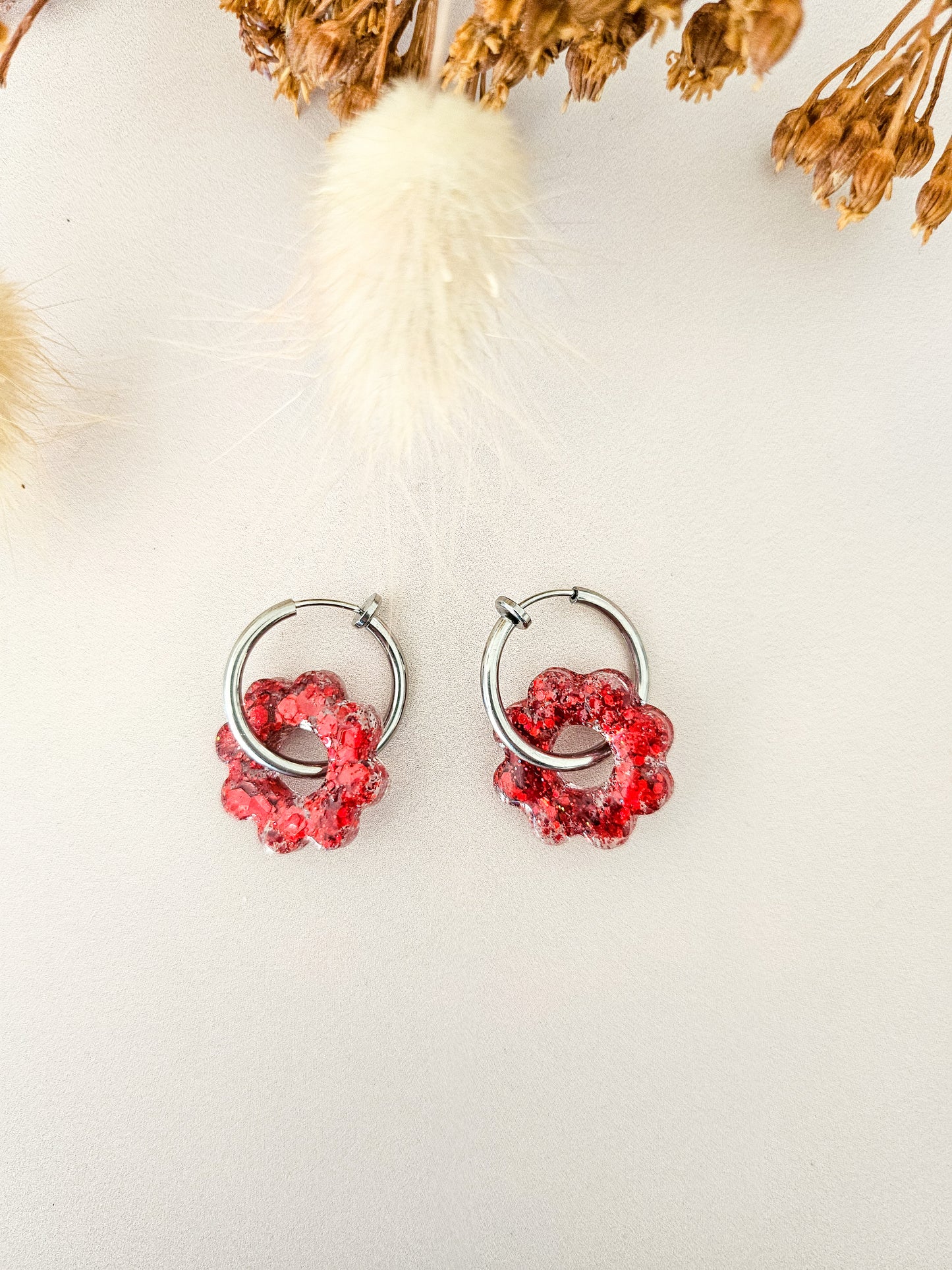 Boucles d’oreilles fleurs tournesol pailletées en résine – Créoles artisanales & pampilles interchangeables