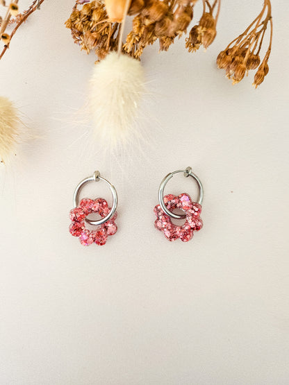 Boucles d’oreilles fleurs tournesol pailletées en résine – Créoles artisanales & pampilles interchangeables