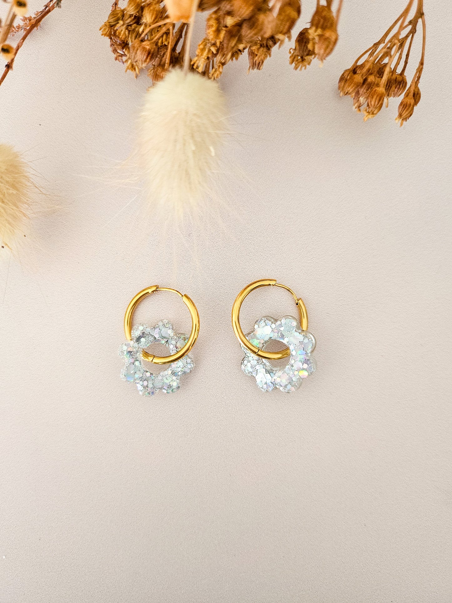 Boucles d’oreilles fleurs tournesol pailletées en résine – Créoles artisanales & pampilles interchangeables