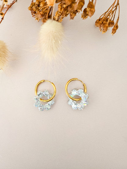 Boucles d’oreilles fleurs tournesol pailletées en résine – Créoles artisanales & pampilles interchangeables