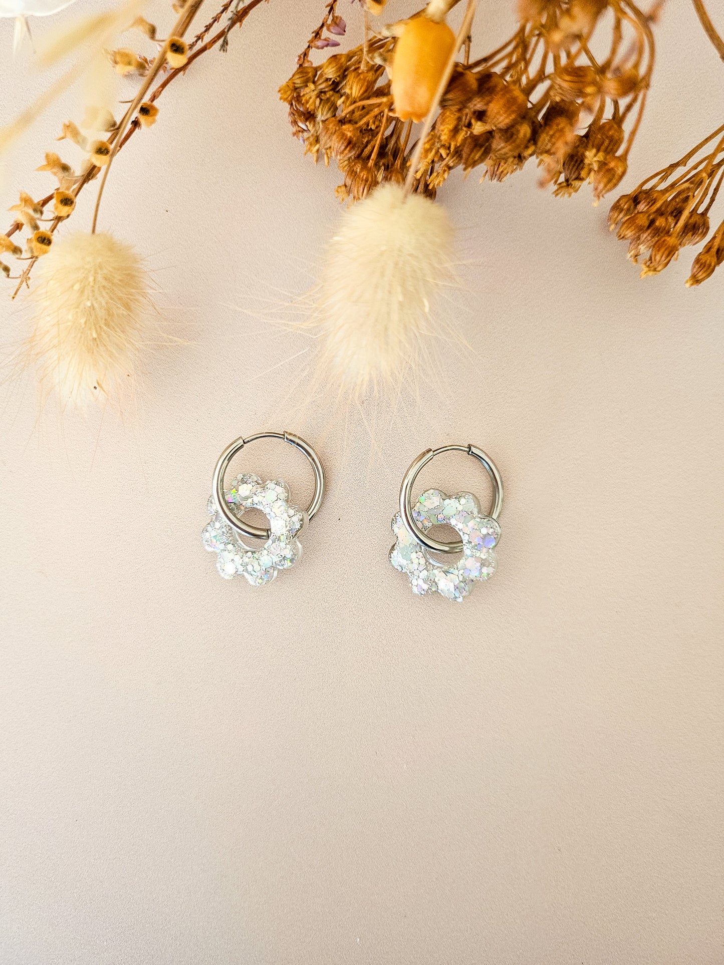 Boucles d’oreilles fleurs tournesol pailletées en résine – Créoles artisanales & pampilles interchangeables