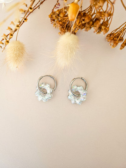 Boucles d’oreilles fleurs tournesol pailletées en résine – Créoles artisanales & pampilles interchangeables