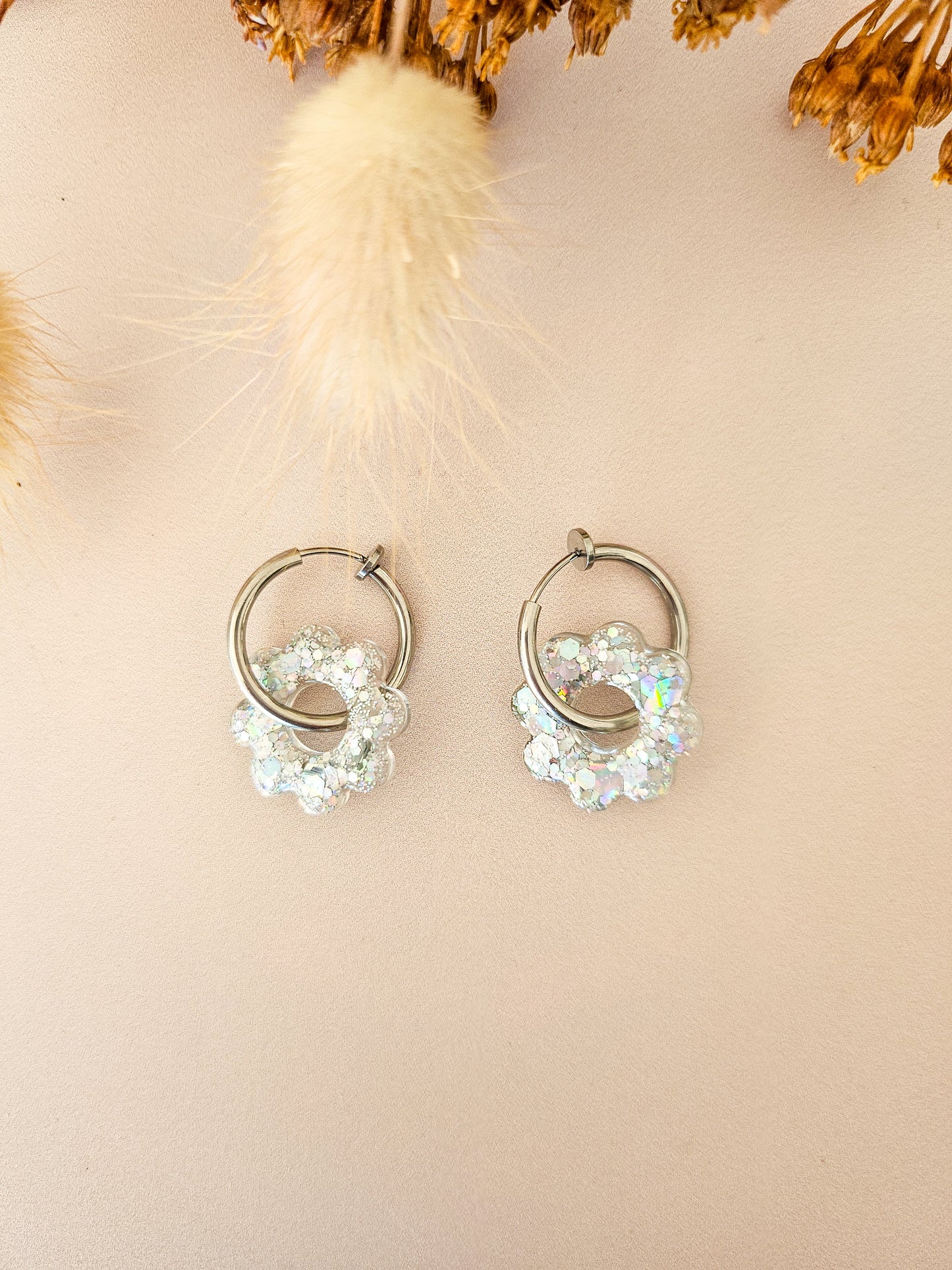 Boucles d’oreilles fleurs tournesol pailletées en résine – Créoles artisanales & pampilles interchangeables