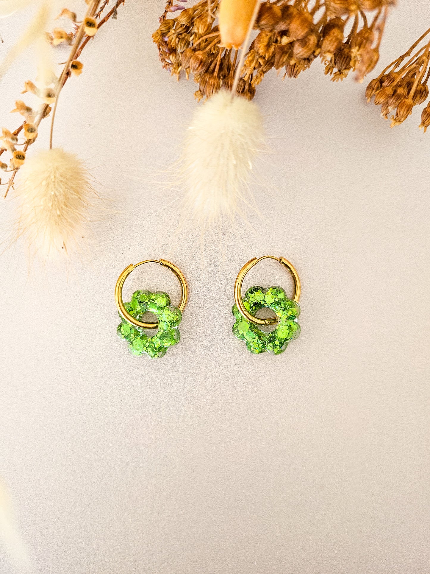 Boucles d’oreilles fleurs tournesol pailletées en résine – Créoles artisanales & pampilles interchangeables