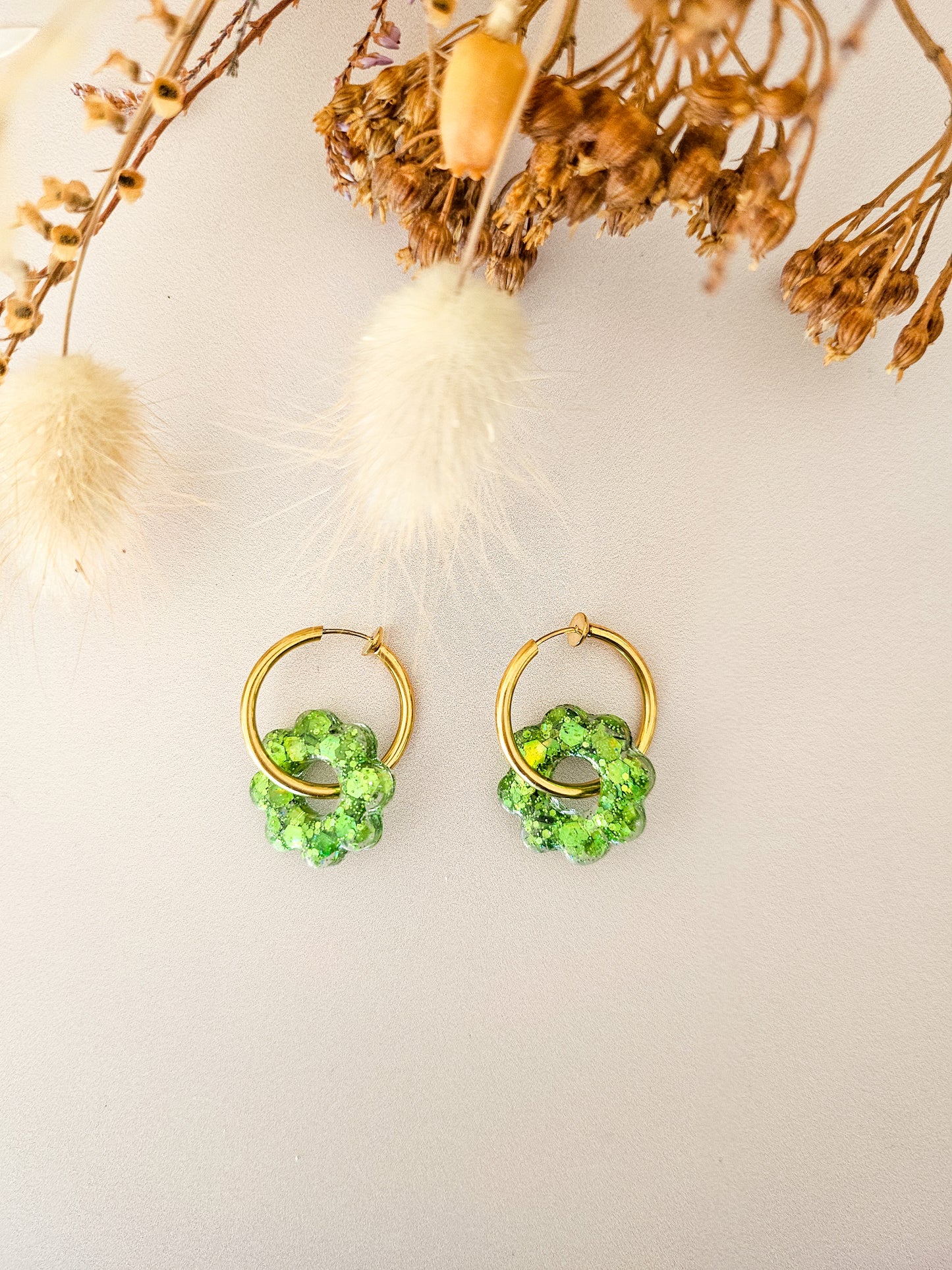 Boucles d’oreilles fleurs tournesol pailletées en résine – Créoles artisanales & pampilles interchangeables