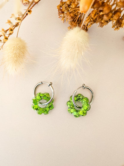 Boucles d’oreilles fleurs tournesol pailletées en résine – Créoles artisanales & pampilles interchangeables