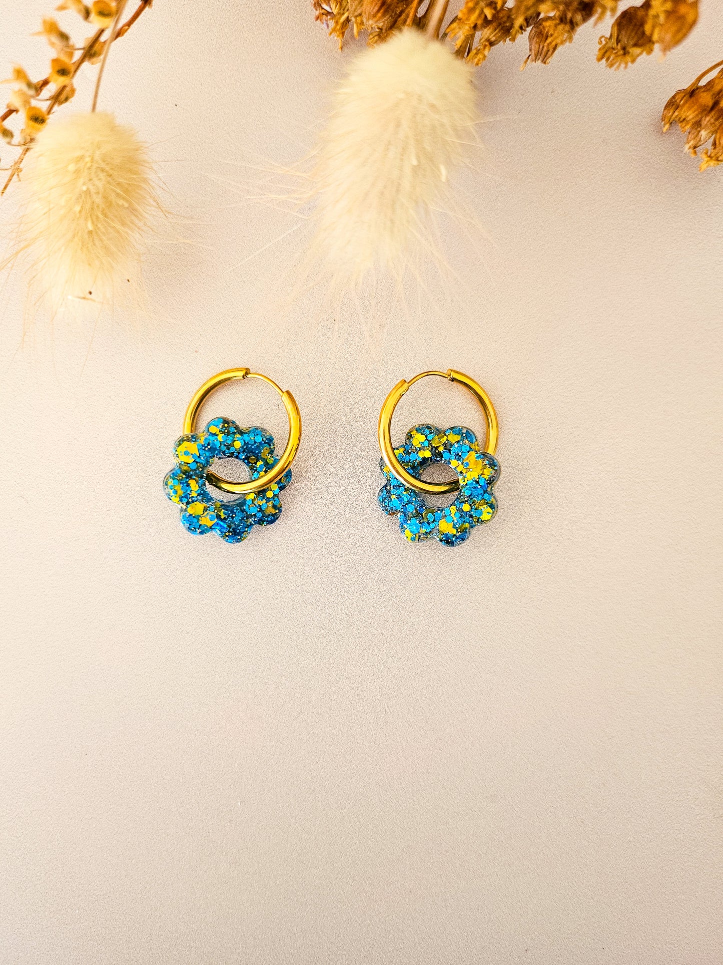 Boucles d’oreilles fleurs tournesol pailletées en résine – Créoles artisanales & pampilles interchangeables