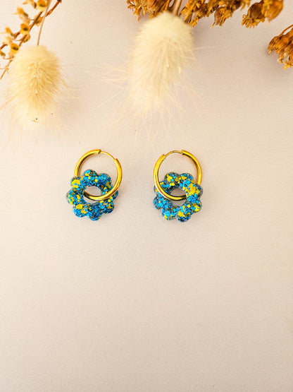 Boucles d’oreilles fleurs tournesol pailletées en résine – Créoles artisanales & pampilles interchangeables