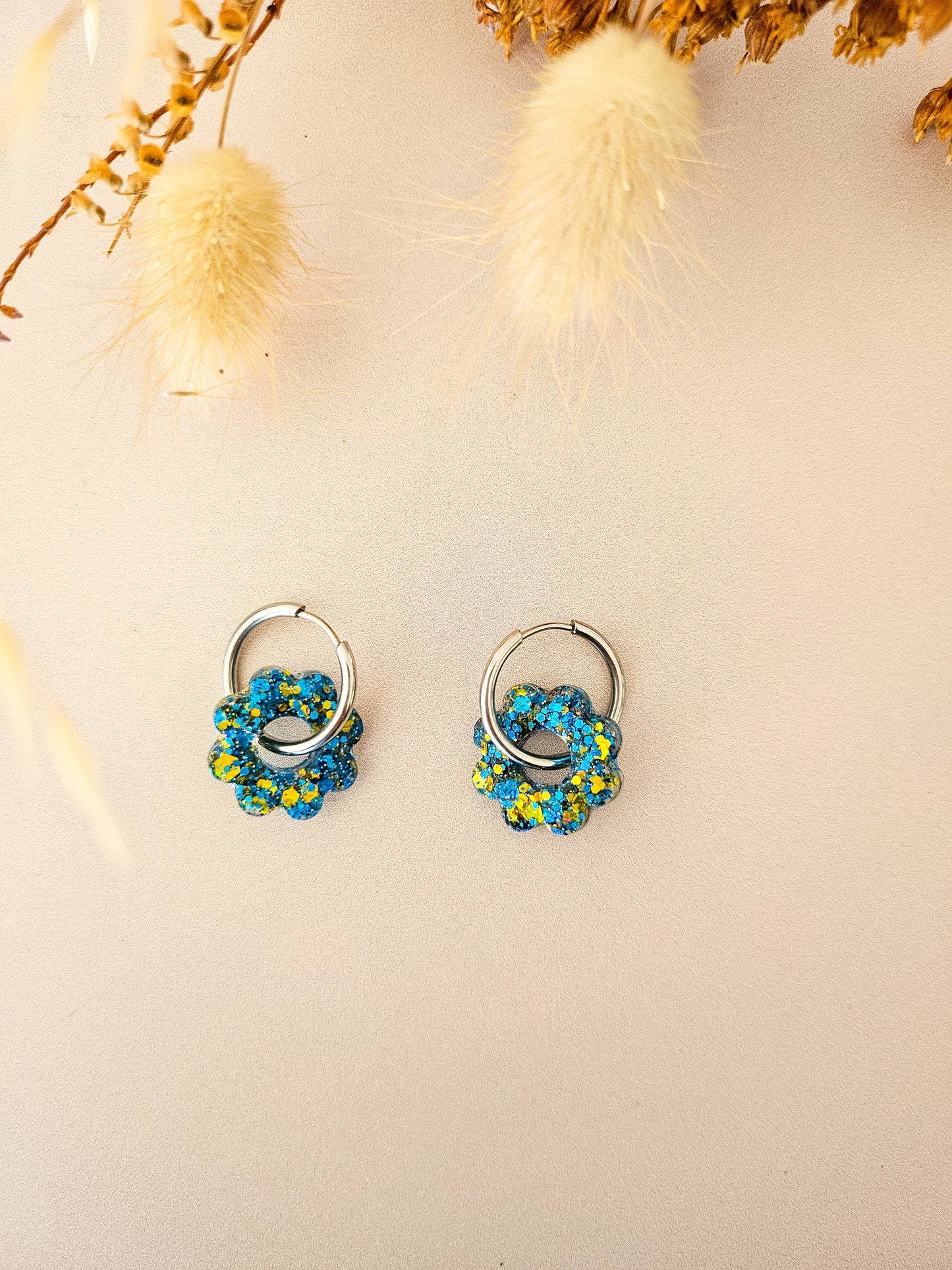 Boucles d’oreilles fleurs tournesol pailletées en résine – Créoles artisanales & pampilles interchangeables
