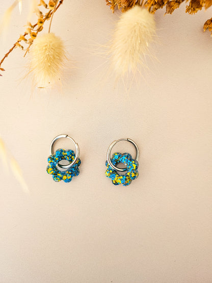 Boucles d’oreilles fleurs tournesol pailletées en résine – Créoles artisanales & pampilles interchangeables