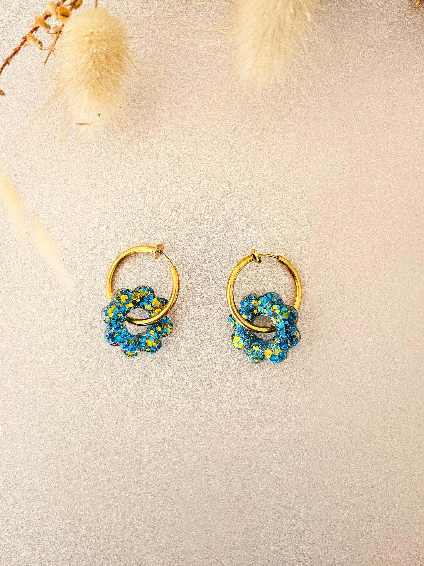 Boucles d’oreilles fleurs tournesol pailletées en résine – Créoles artisanales & pampilles interchangeables