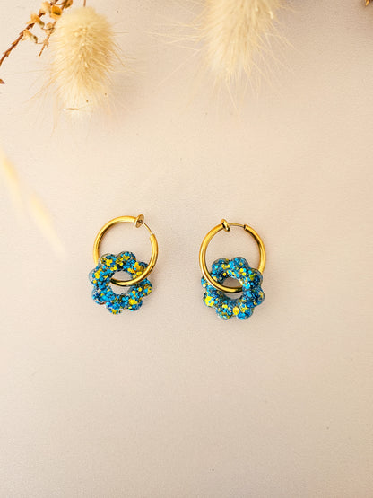 Boucles d’oreilles fleurs tournesol pailletées en résine – Créoles artisanales & pampilles interchangeables