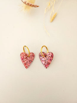 Boucles d’oreilles cœur en résine pailletée – Fait main – Création artisanale