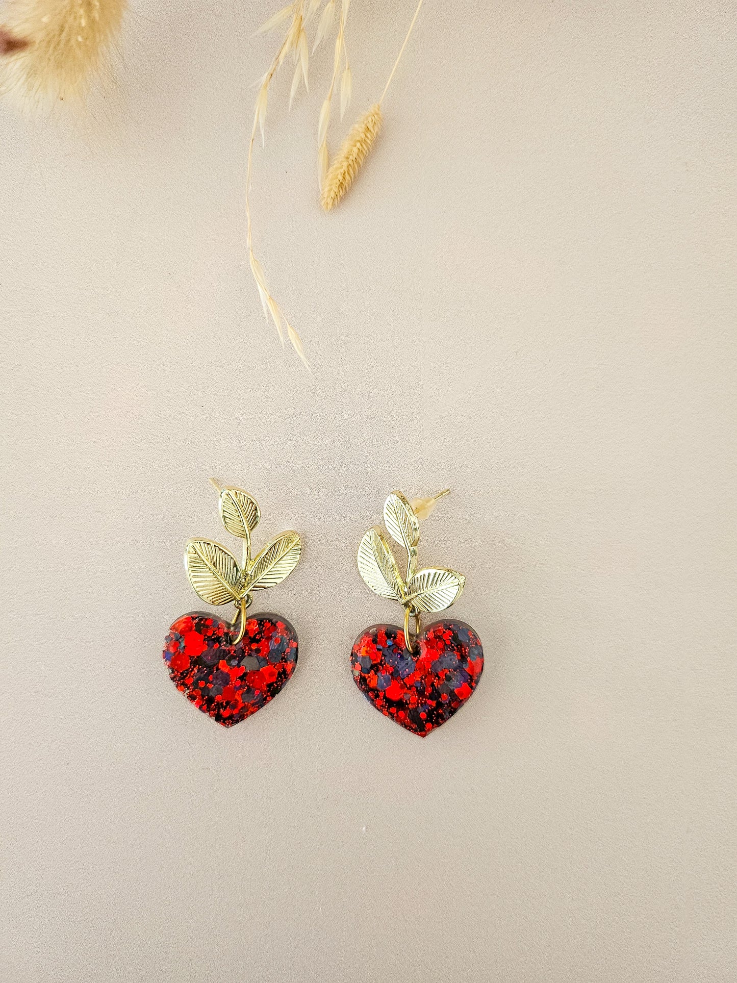 Boucles d’oreilles feuilles dorées & pendentif cœur en résine