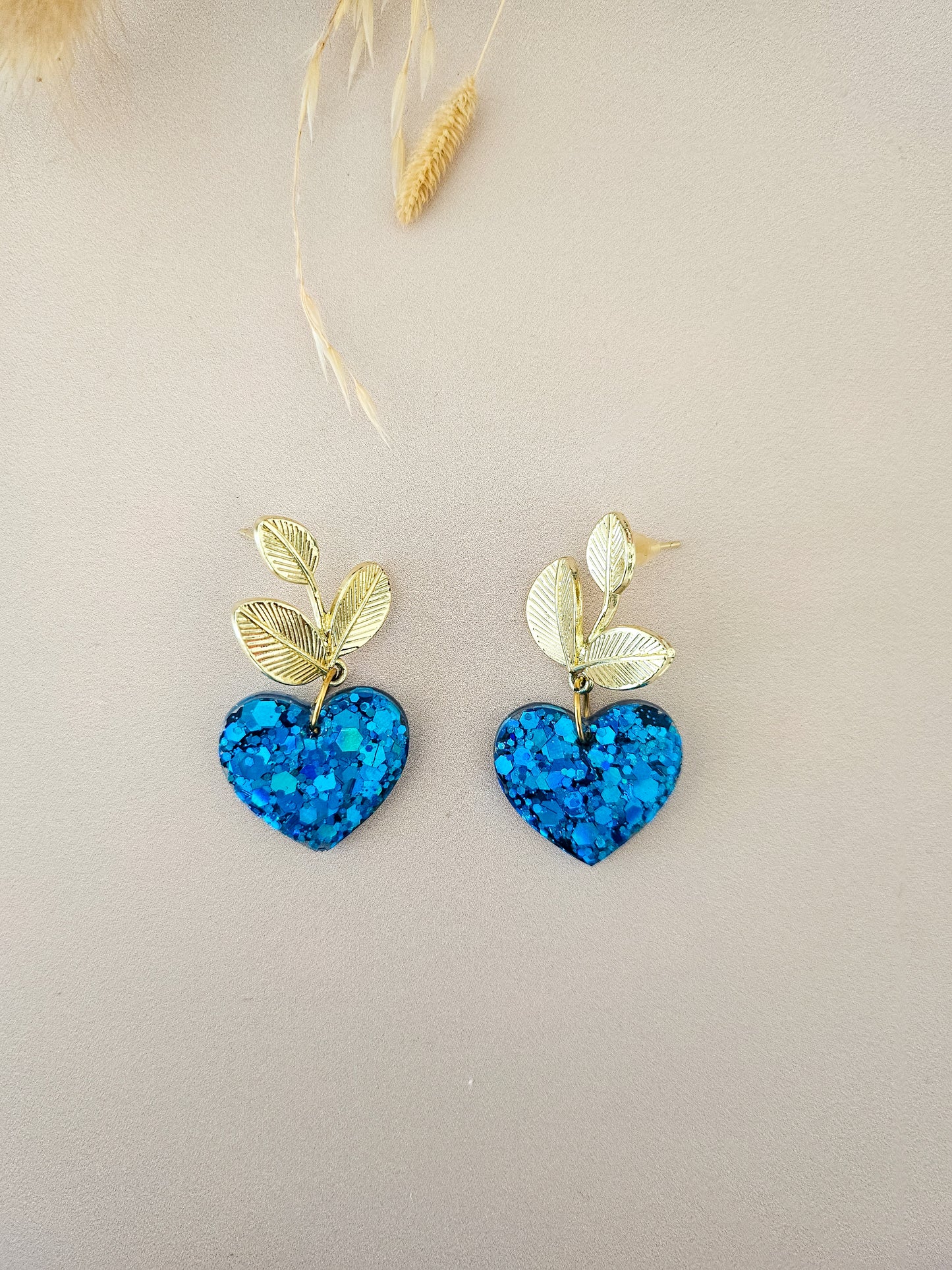 Boucles d’oreilles feuilles dorées & pendentif cœur en résine