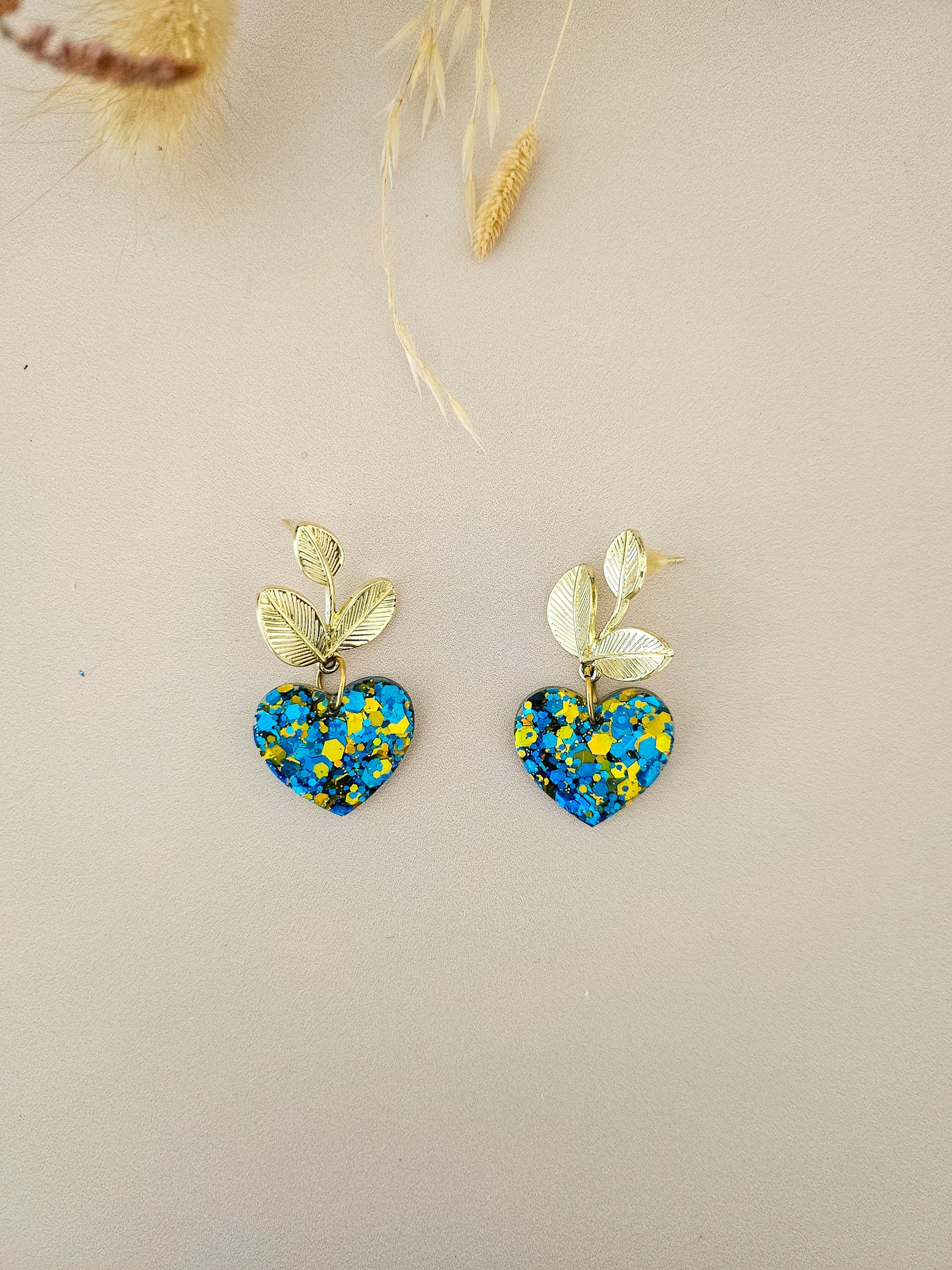 Boucles d’oreilles feuilles dorées & pendentif cœur en résine