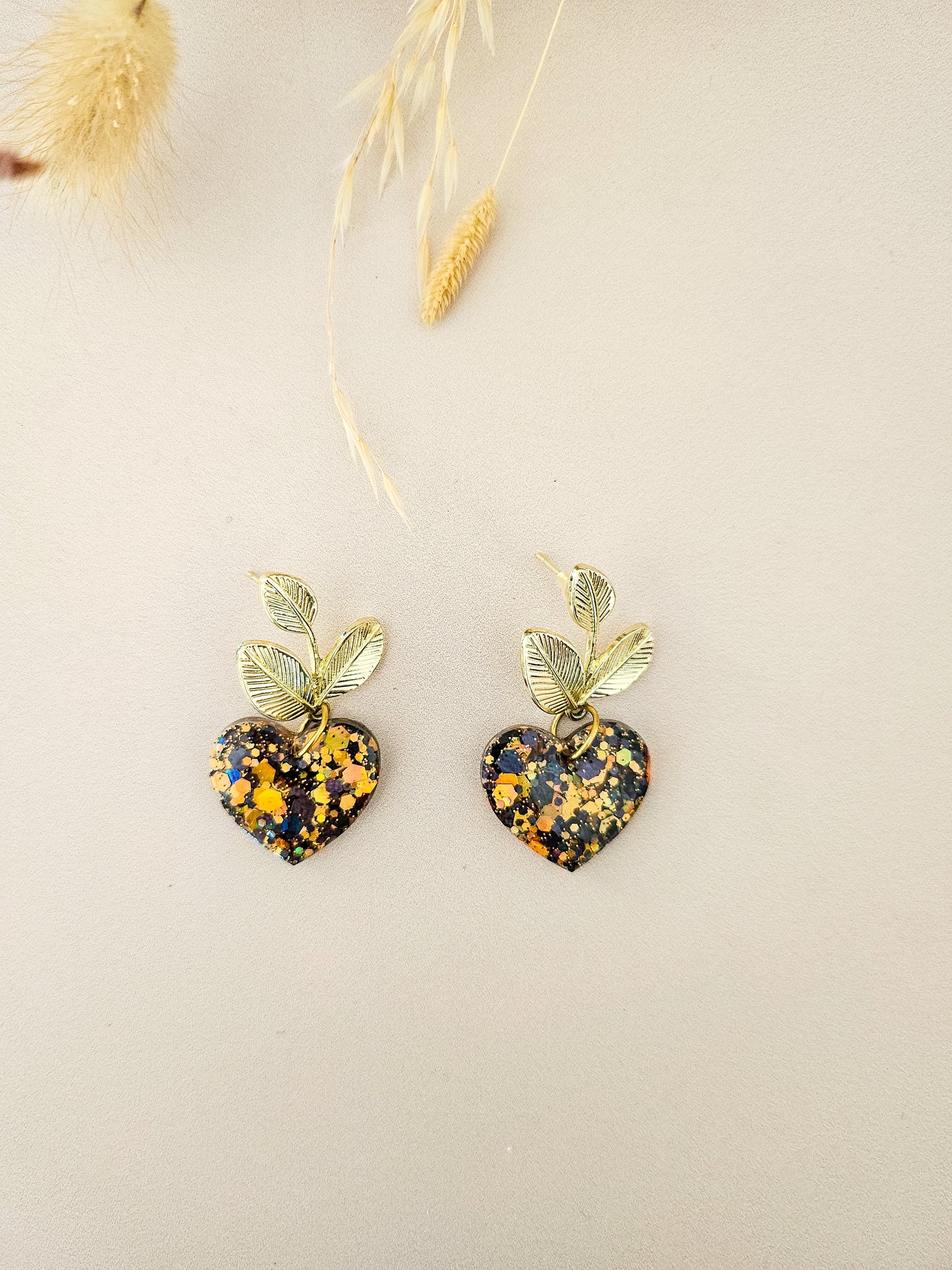 Boucles d’oreilles feuilles dorées & pendentif cœur en résine