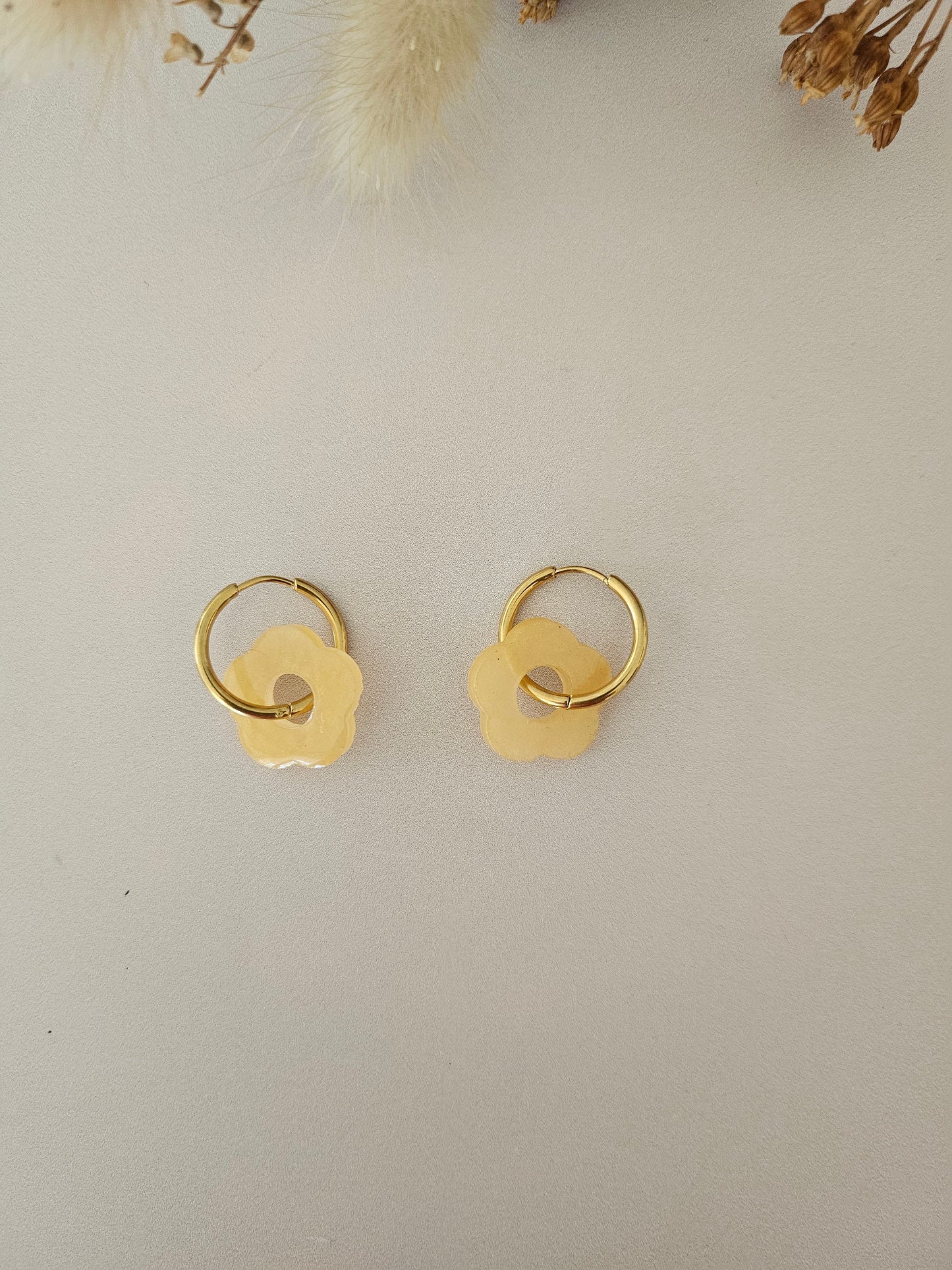 Boucles d’oreilles fleurs translucides – Légères & faites main