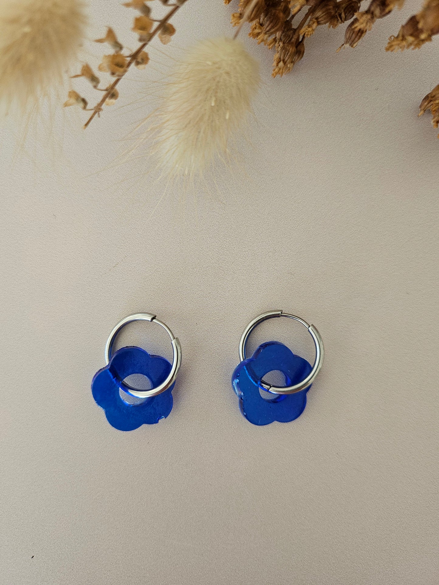 Boucles d’oreilles fleurs translucides – Légères & faites main