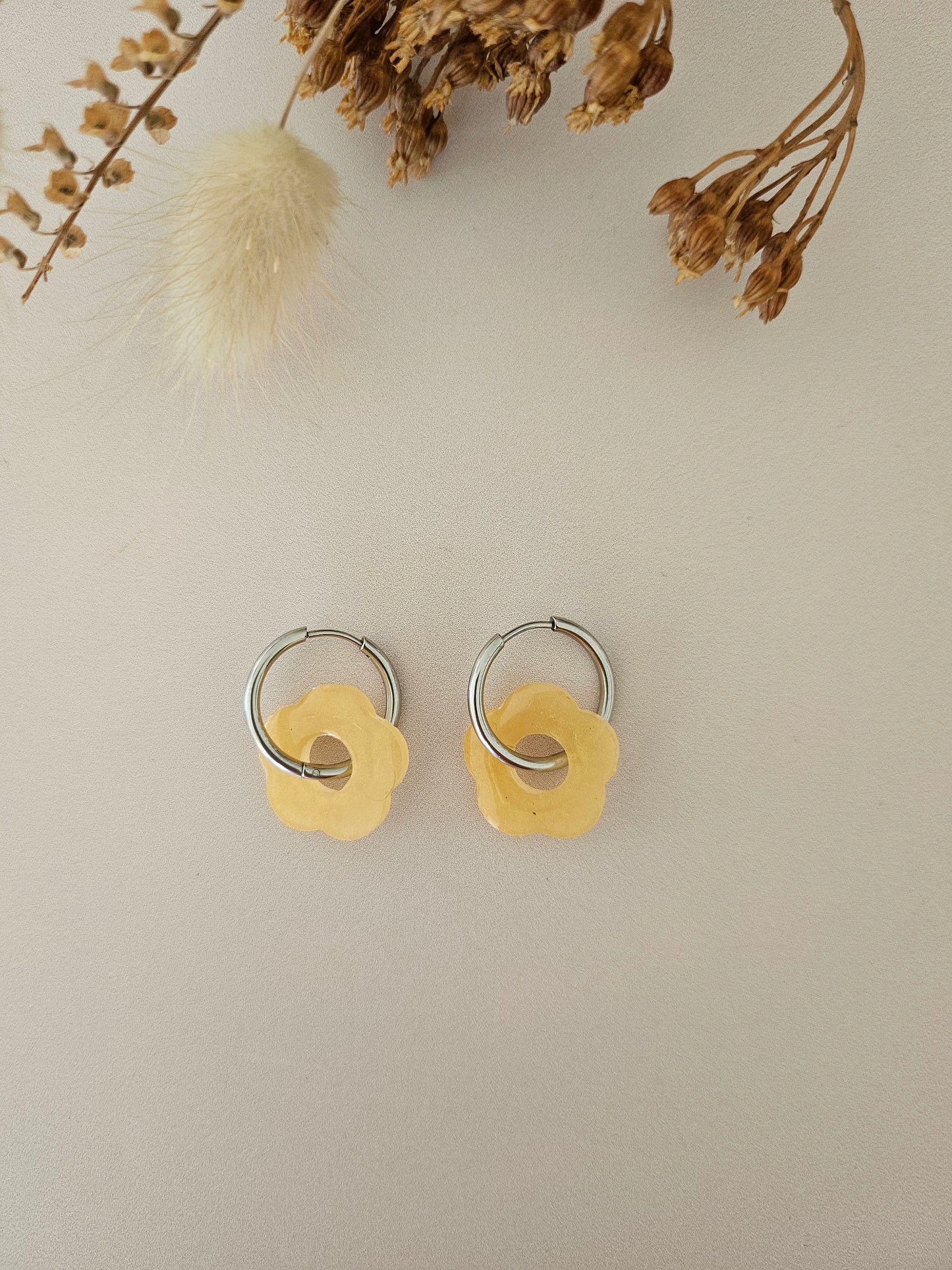 Boucles d’oreilles fleurs translucides – Légères & faites main