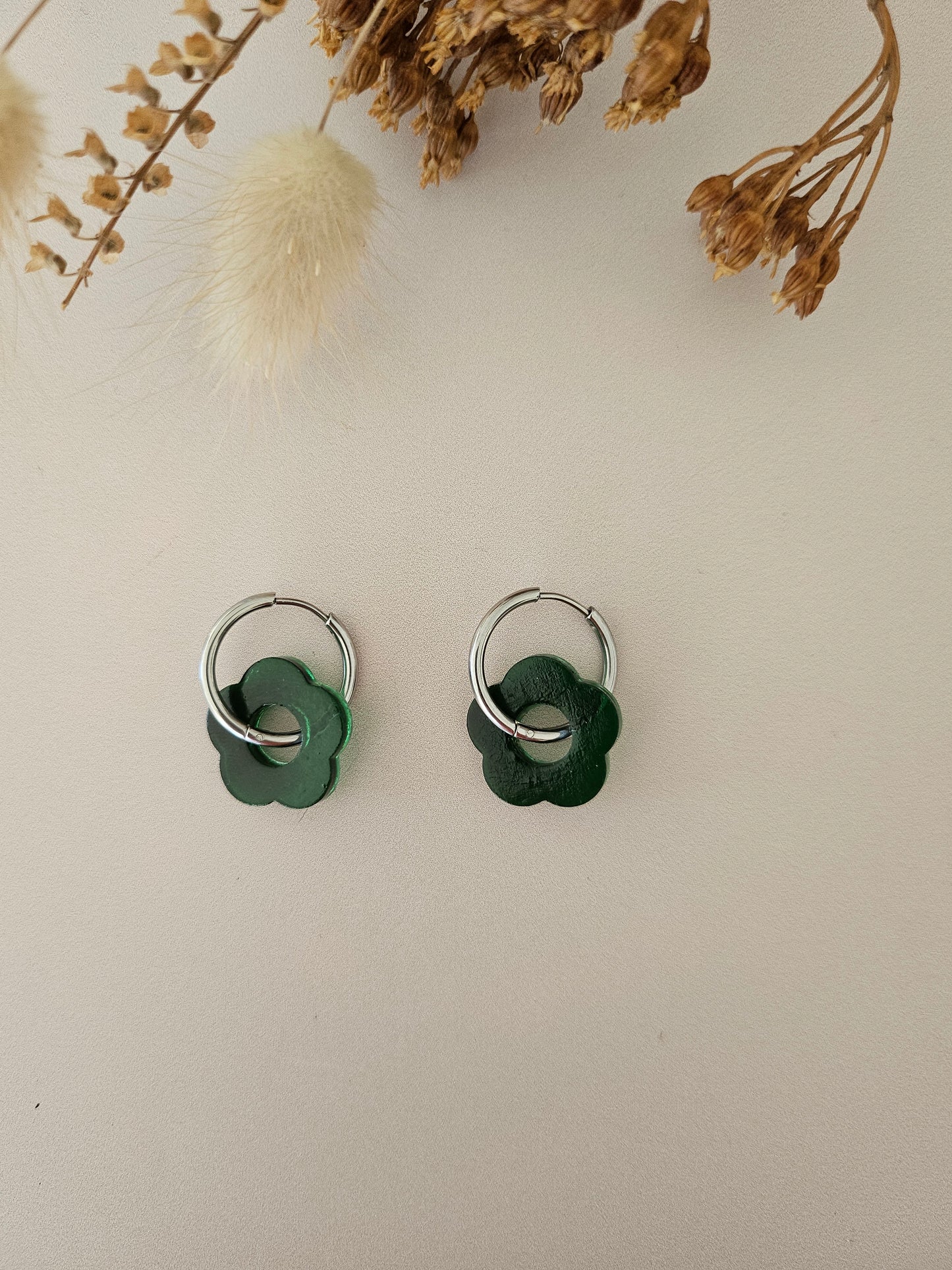 Boucles d’oreilles fleurs translucides – Légères & faites main