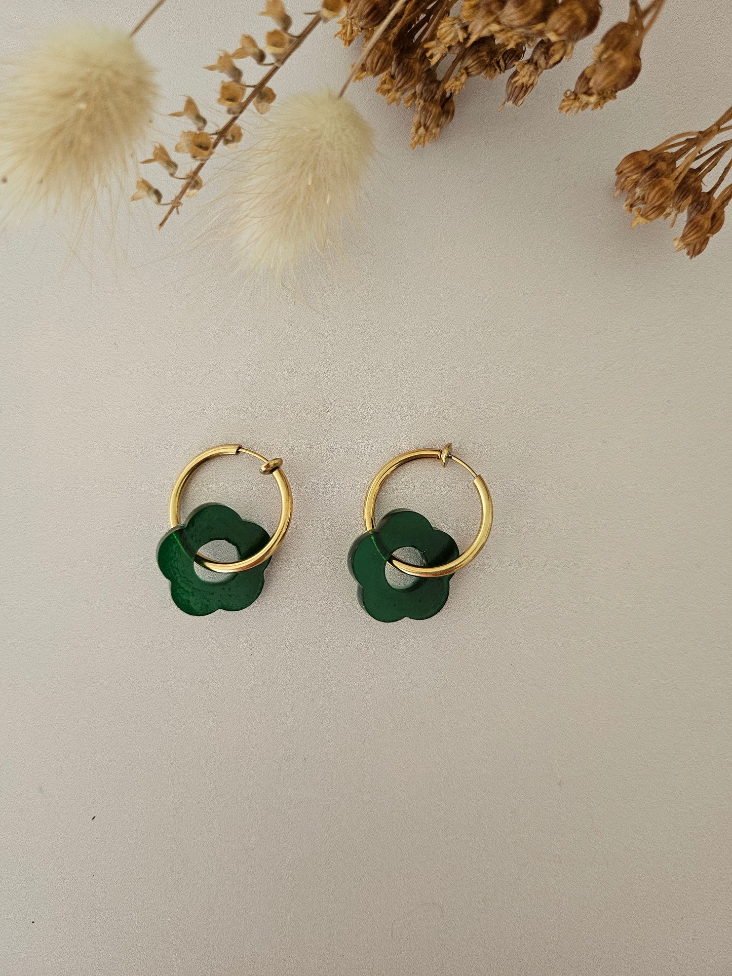 Boucles d’oreilles fleurs translucides – Légères & faites main