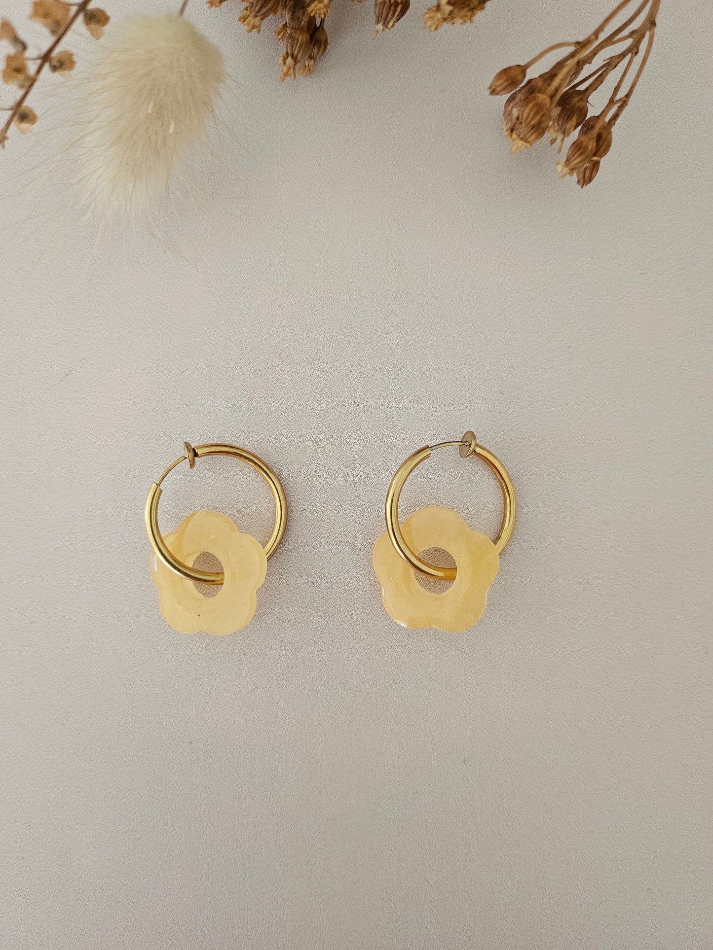 Boucles d’oreilles fleurs translucides – Légères & faites main