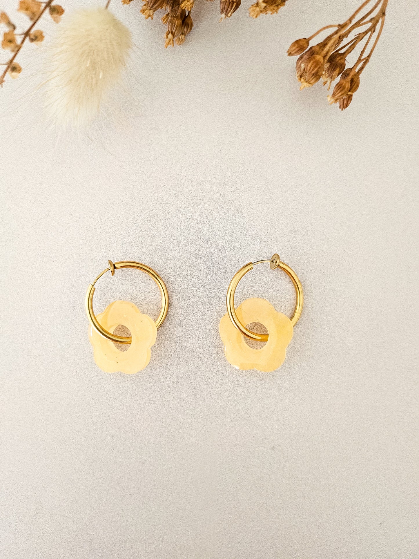 Boucles d’oreilles fleurs translucides – Légères & faites main