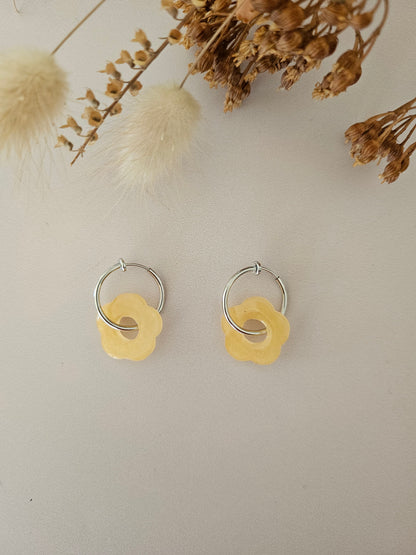 Boucles d’oreilles fleurs translucides – Légères & faites main