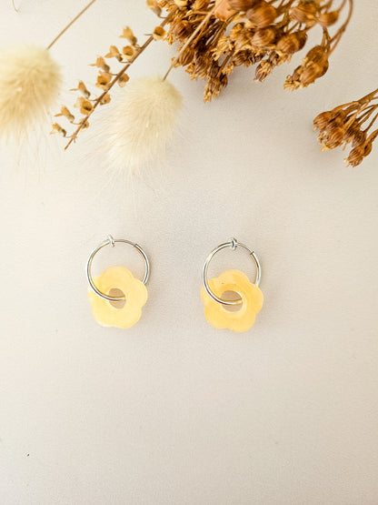 Boucles d’oreilles fleurs translucides – Légères & faites main