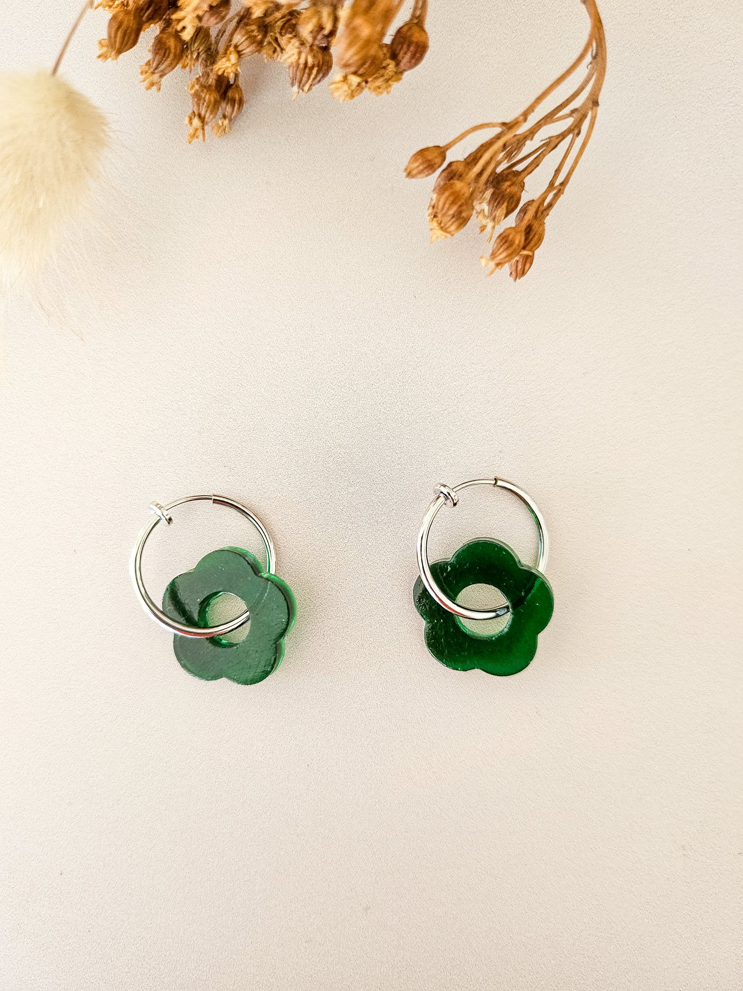 Boucles d’oreilles fleurs translucides – Légères & faites main