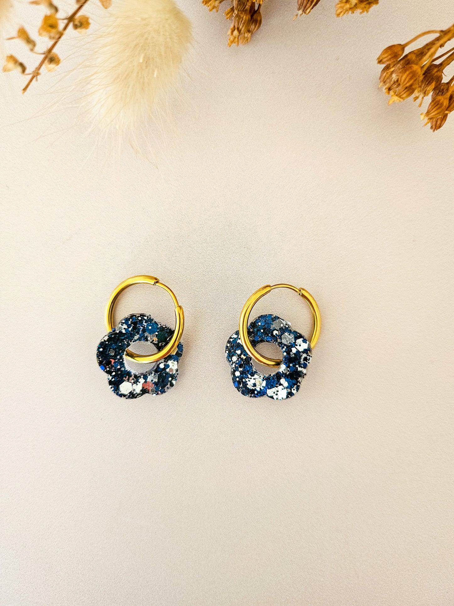 Boucles d’oreilles fleurs pailletées en résine – Créoles artisanales & pampilles interchangeables