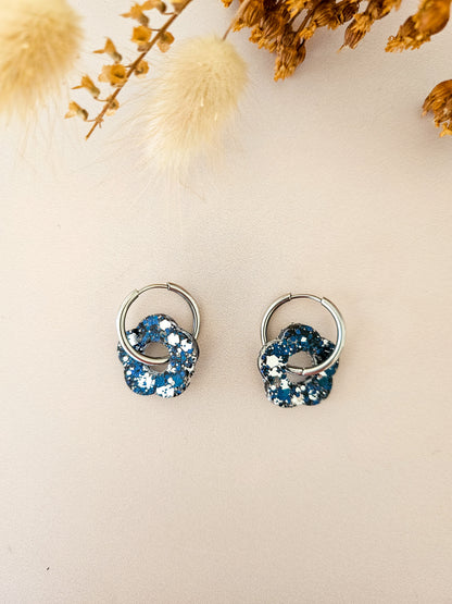 Boucles d’oreilles fleurs pailletées en résine – Créoles artisanales & pampilles interchangeables