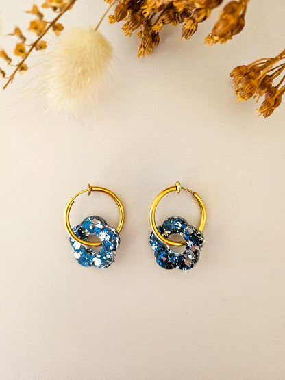 Boucles d’oreilles fleurs pailletées en résine – Créoles artisanales & pampilles interchangeables