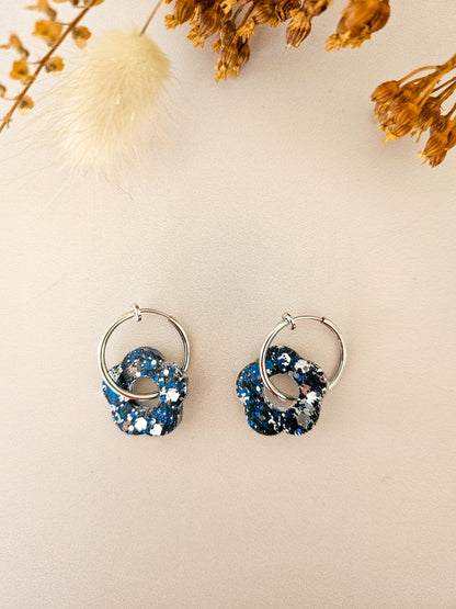 Boucles d’oreilles fleurs pailletées en résine – Créoles artisanales & pampilles interchangeables