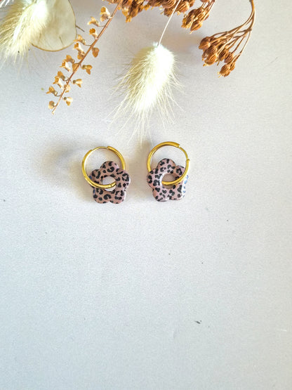 Boucles d’oreilles fleurs léopard – Créoles artisanales & pampilles interchangeables