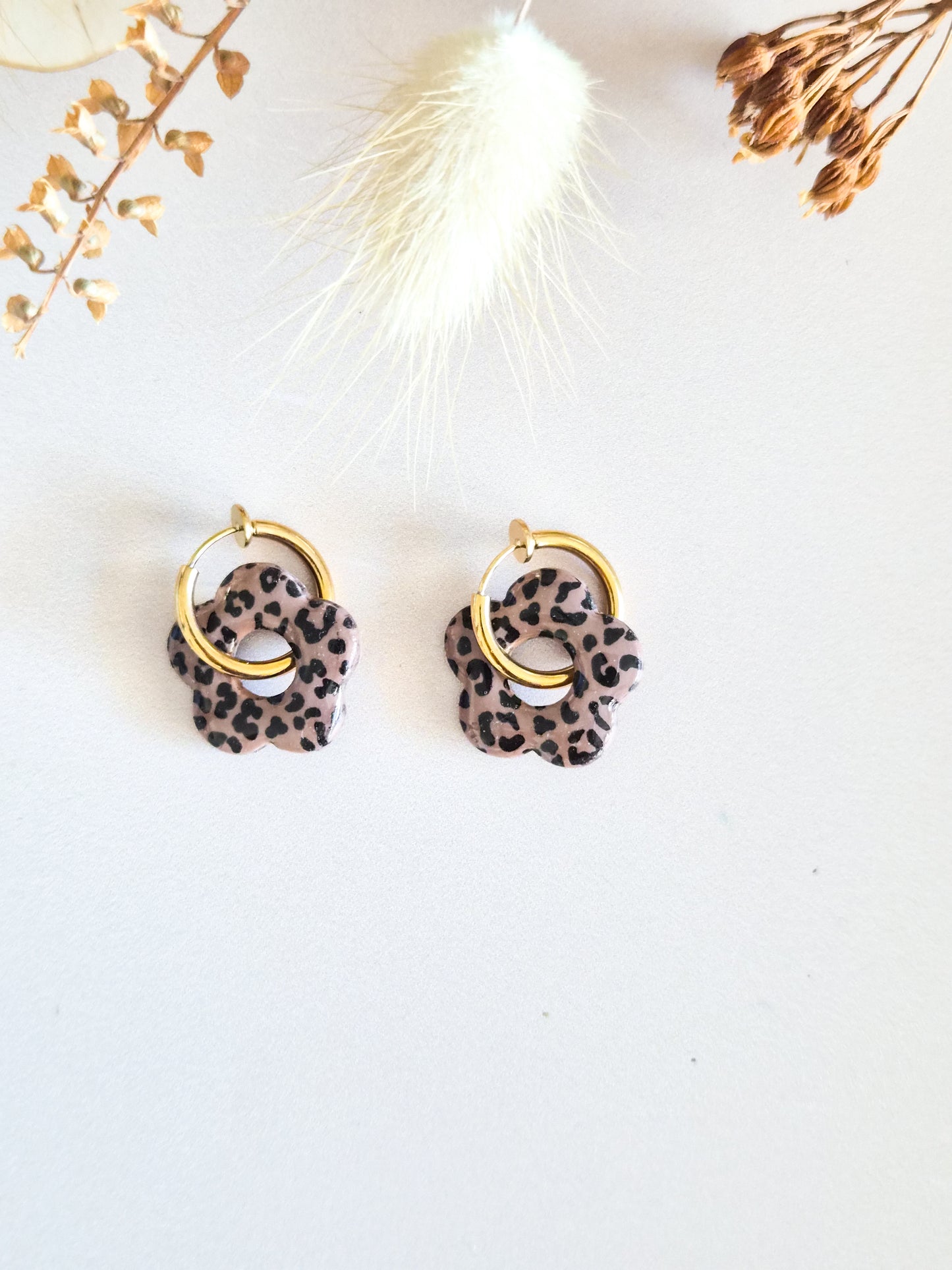 Boucles d’oreilles fleurs léopard – Créoles artisanales & pampilles interchangeables