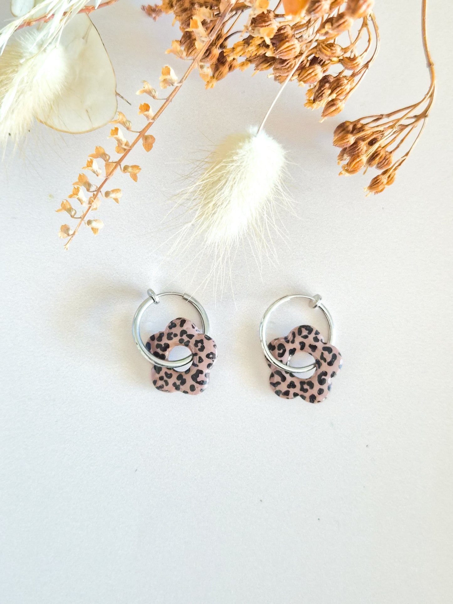 Boucles d’oreilles fleurs léopard – Créoles artisanales & pampilles interchangeables