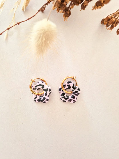 Boucles d’oreilles fleurs léopard – Créoles artisanales & pampilles interchangeables
