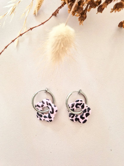 Boucles d’oreilles fleurs léopard – Créoles artisanales & pampilles interchangeables