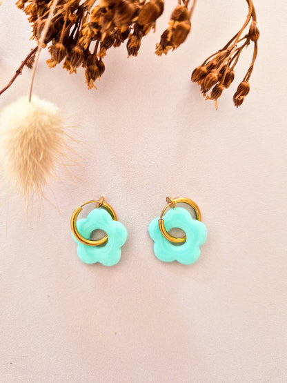 Boucles d’oreilles fleurs colorées en argile polymère