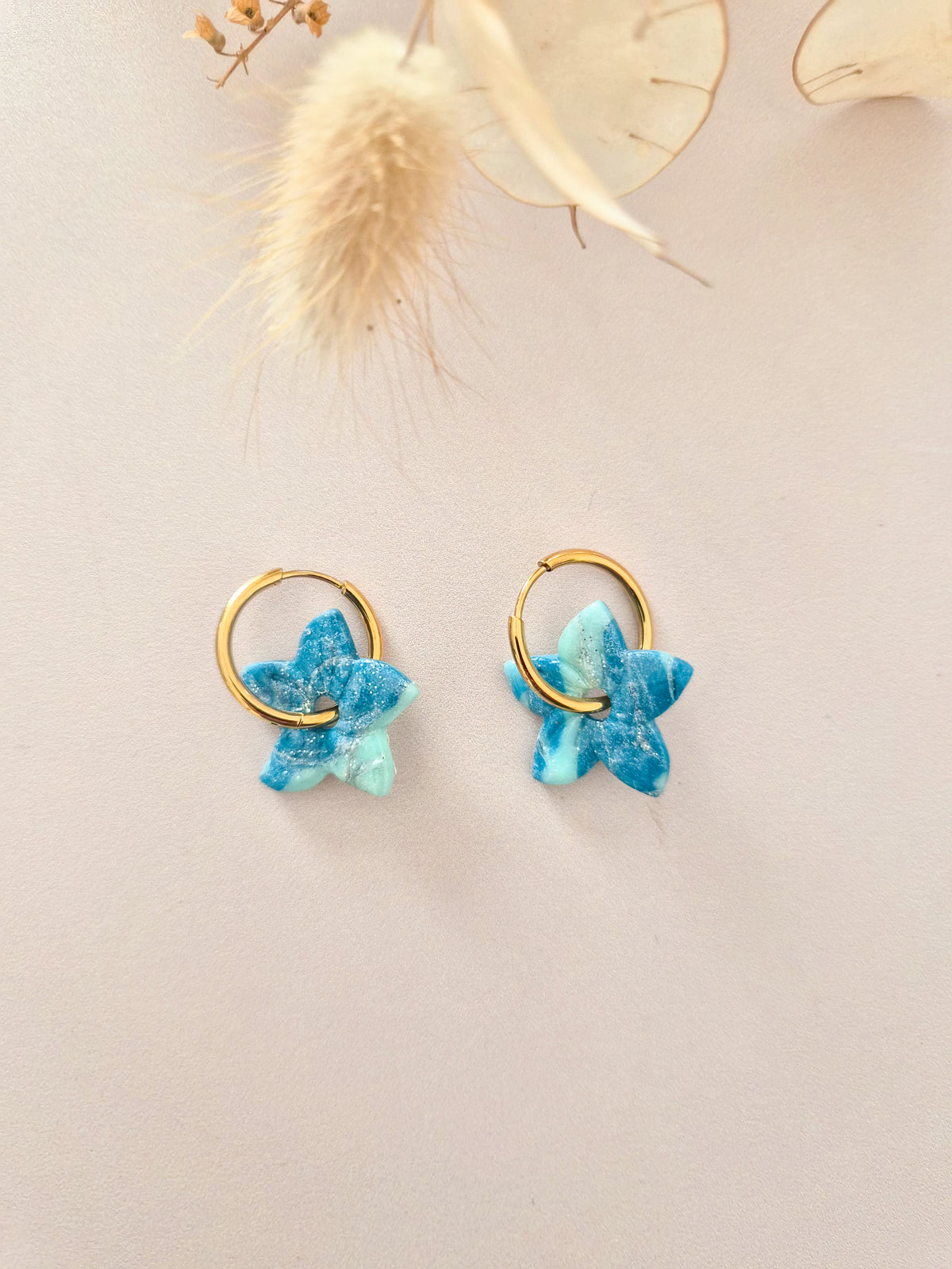 Boucles d’oreilles Fleur de Tiaré marbrées en argile polymère