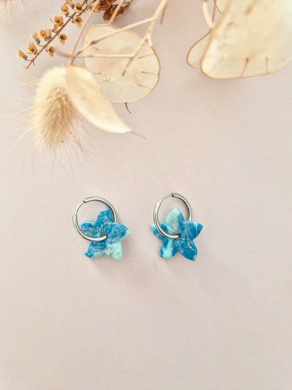 Boucles d’oreilles Fleur de Tiaré marbrées en argile polymère