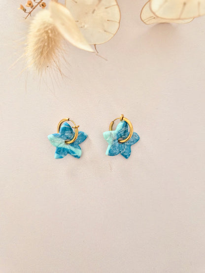 Boucles d’oreilles Fleur de Tiaré marbrées en argile polymère